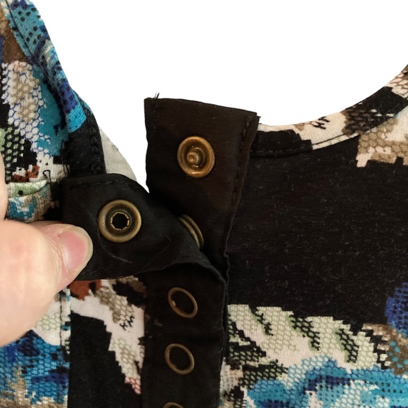 Urban Behaviour | Sleeveless Top - Picture 4 of 11